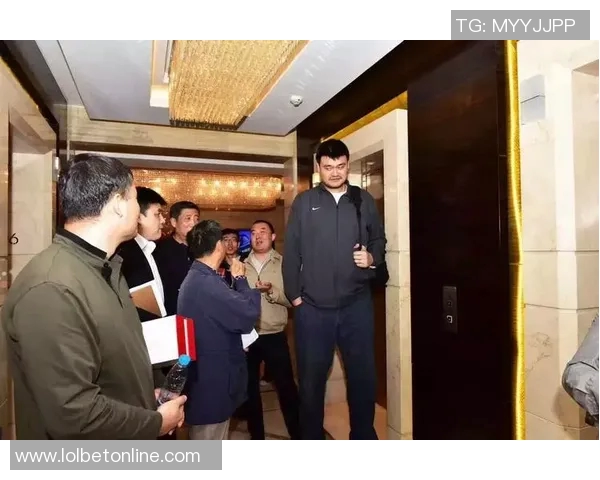 姚明与冯巩的跨界友谊：篮球与喜剧的精彩碰撞与互动