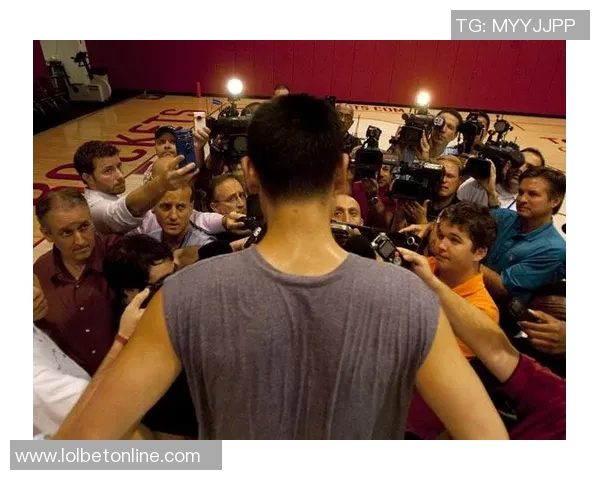姚明在健身房挥汗如雨专注练习哑铃展现运动员的坚持与努力精神