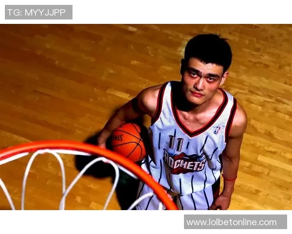 姚明在赛场上的惊人瞬间揭示了篮球的力量与美感的完美结合